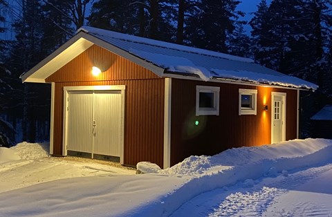 Garage med slagport i vintermiljö